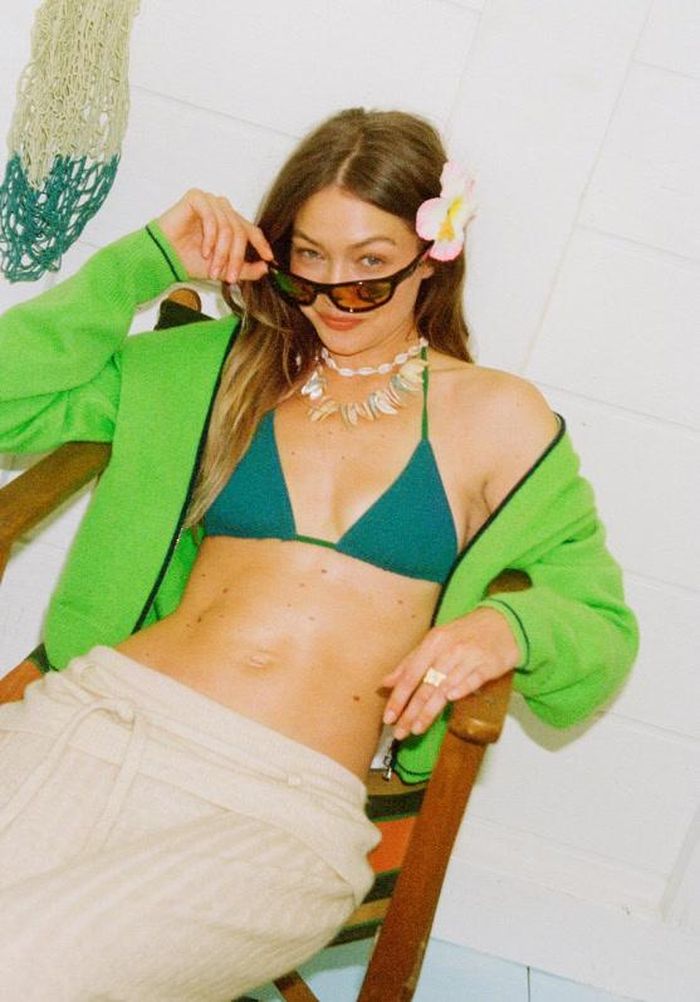 Phụ kiện giúp trang phục của Gigi Hadid thêm điểm nhấn. (Ảnh: IGNV)