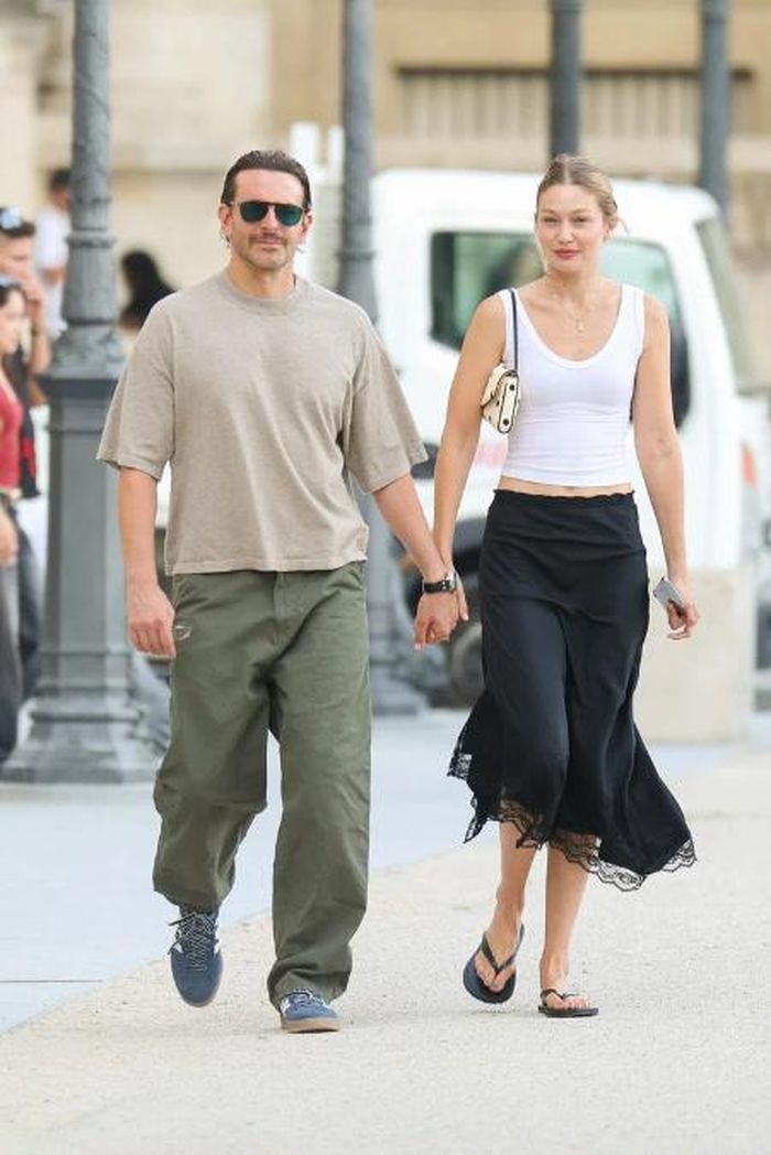 Gigi Hadid xuống phố với phong cách tối giản. (Ảnh: NACA)