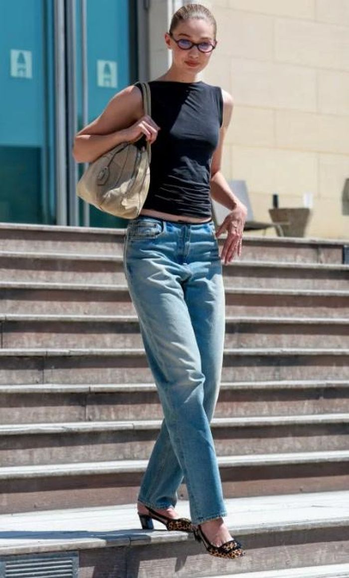 Quần jeans là món đồ quen thuộc trong phong cách đời thường của Gigi Hadid. (Ảnh: GettyImages)