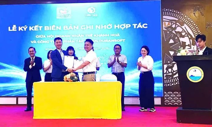 Lễ ký kết Biên bản ghi nhớ hợp tác giữa Công ty Cổ phần Tập đoàn Ouransoft và Hội Doanh nhân trẻ Khánh Hòa.