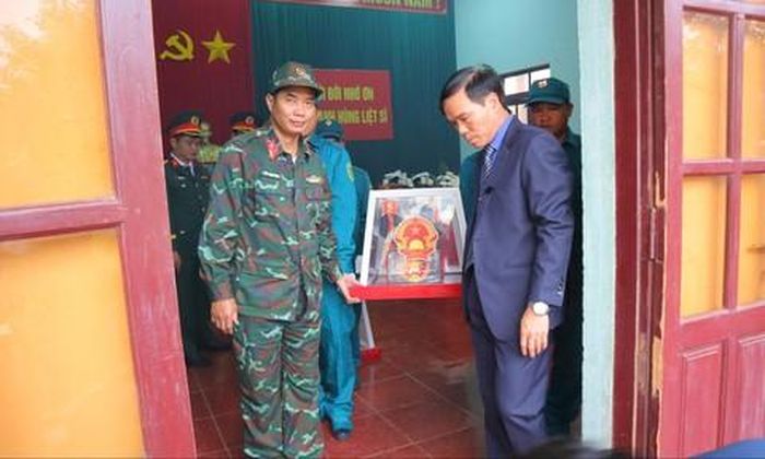 Lãnh đạo xã và Quân đội đưa các hài cốt liệt sĩ ra nghĩa trang.