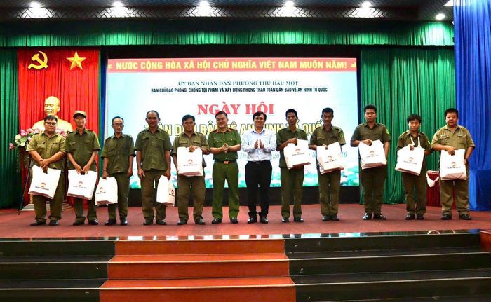 Trao quà cho lực lượng tham gia bảo vệ an ninh, trật tự ở cơ sở có hoàn cảnh khó khăn trên địa bàn