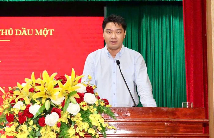 Đồng chí Trần Phong Lưu, Chủ tịch UBND phường phát biểu tại Ngày hội