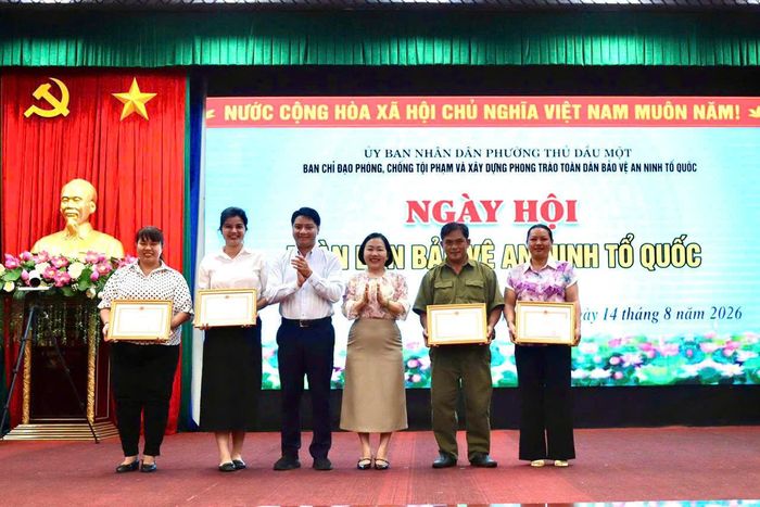 Khen thưởng các tập thể, cá nhân có thành tích xuất sắc