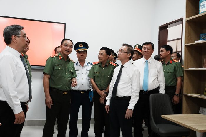 Các đại biểu tham quan cơ sở vật chất Trường Văn hoá CAND V. 