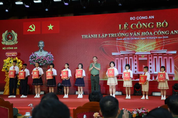 Thượng tướng Phạm Thế Tùng tặng quà động viên các em học sinh có hoàn cảnh khó khăn, thuộc diện chính sách…