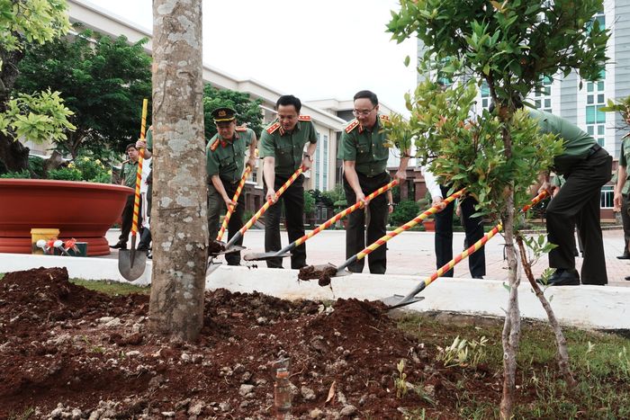 Thượng tướng Phạm Thế Tùng và Trung tướng Mai Hoàng cùng các đại biểu thực hiện nghi thức trồng cây, ươm mầm mang ý nghĩa biểu tượng trong ngày thành lập trường. 
