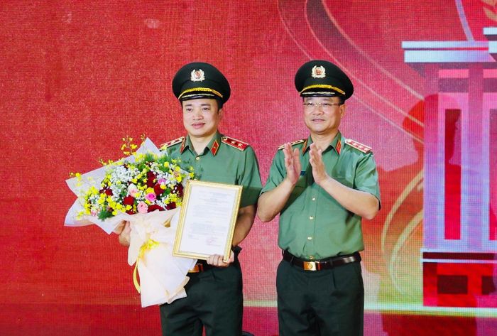  Thứ trưởng Phạm Thế Tùng trao Quyết định của đồng chí Bộ trưởng Bộ Công an về việc bổ sung Trường Văn hóa CAND V vào tổ chức bộ máy của CATP. Trung tướng Mai Hoàng, Giám đốc CATP đại diện nhận