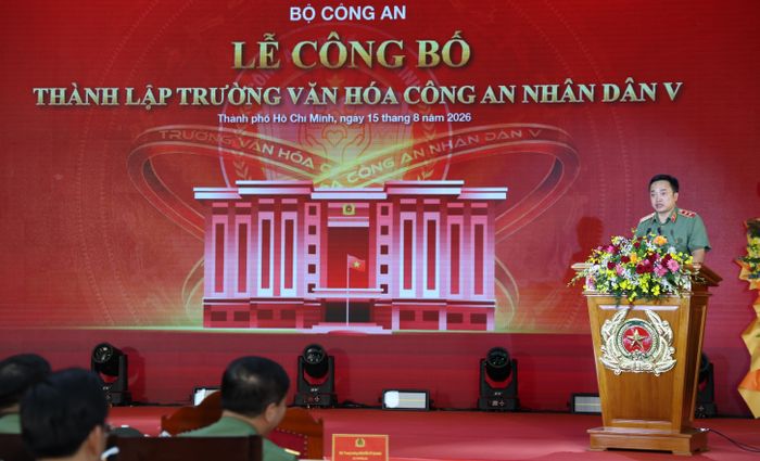 Trung tướng Mai Hoàng - Ủy viên Ban Thường vụ Thành ủy, Giám đốc CATP phát biểu tại Lễ công bố thành lập Trường Văn hoá CAND V. 