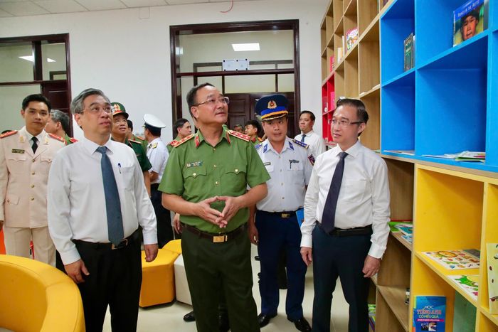 Các đại biểu tham quan cơ sở vật chất Trường Văn hoá CAND V