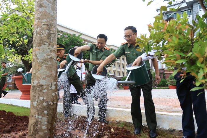  Thượng tướng Phạm Thế Tùng, Thứ trưởng Bộ Công an và Trung tướng Mai Hoàng, Giám đốc CATP cùng đại biểu trồng cây lưu niệm trong khuôn viên trường