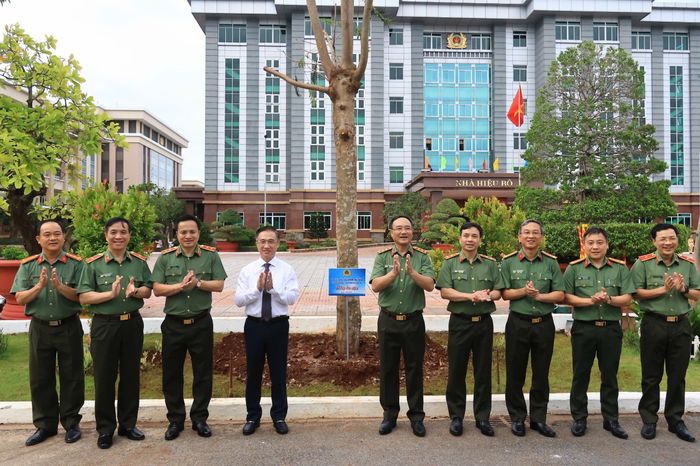Các đồng chí lãnh đạo và đại biểu trồng cây lưu niệm trong khuôn viên nhà trường