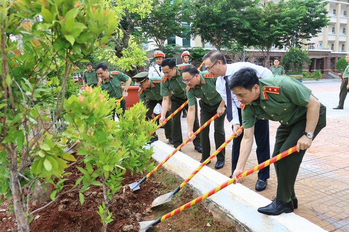 Các đồng chí lãnh đạo và đại biểu trồng cây lưu niệm