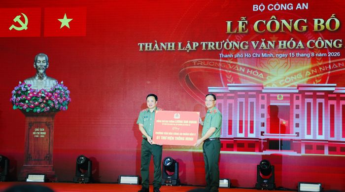  Thứ trưởng Phạm Thế Tùng trao quà của đồng chí Bộ trưởng Lương Tam Quang tặng Trường Văn hóa CAND V, Trung tướng Mai Hoàng, Giám đốc CATP đại diện nhận