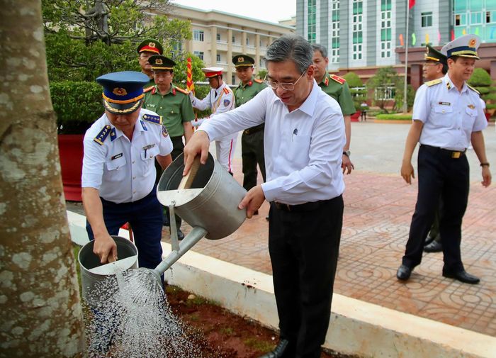Ông Nguyễn Phước Lộc, Phó Bí thư Thành uỷ, Chủ tịch UBMTTQVN TPHCM cùng đại biểu trồng cây lưu niệm