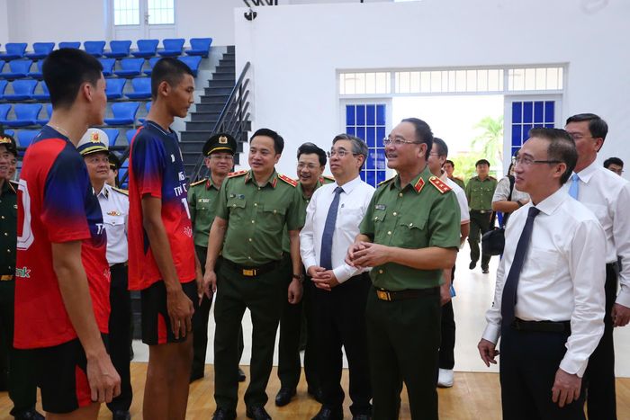 Các đồng chí lãnh đạo thăm hỏi, động viên lứa học sinh đầu tiên của trường