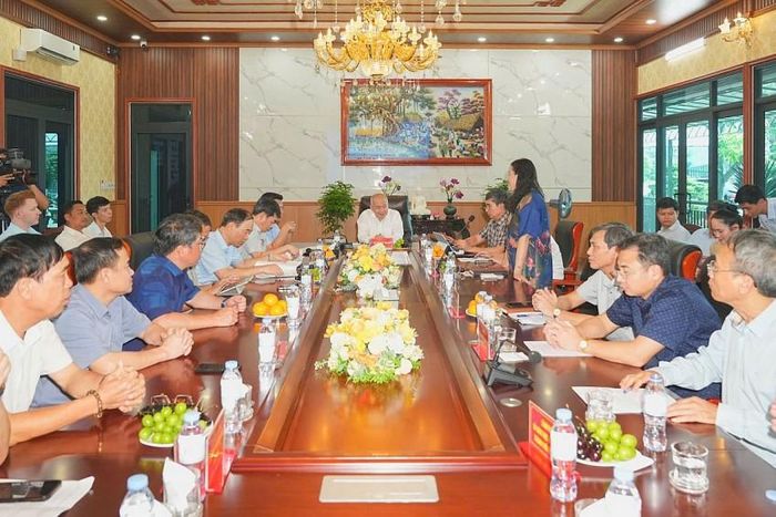 Chủ tịch UBND thành phố Đỗ Thành Trung nghe báo cáo về Dự án đầu tư xây dựng và kinh doanh cơ sở hạ tầng Khu công nghiệp Phúc Điền mở rộng. Ảnh nguồn CTTTP