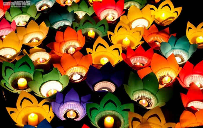 Đèn hoa đăng thường được tạo hình tượng trưng cho hoa sen, mang ánh sáng soi rọi, sưởi ấm linh hồn những người đã khuất. (Ảnh: Ngô Nhung)