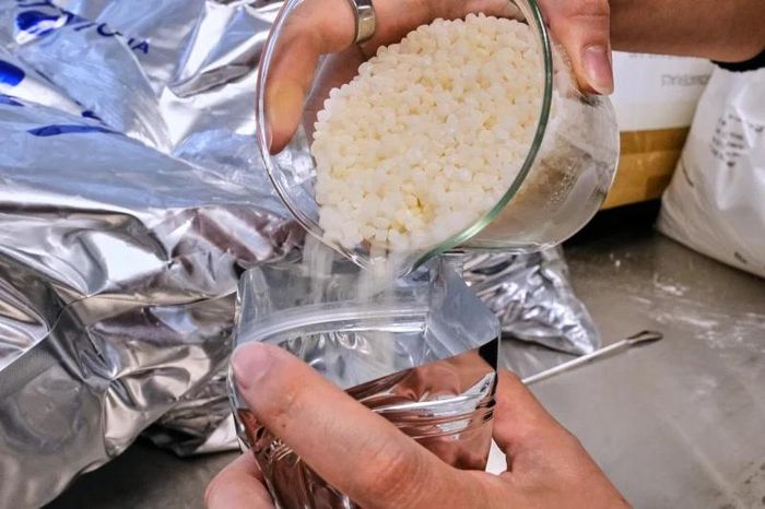 Các hạt polyme thu được sau quá trình thu giữ PHA từ vi sinh vật tại phòng thí nghiệm của CJ Biomaterials. (Ảnh: AP)