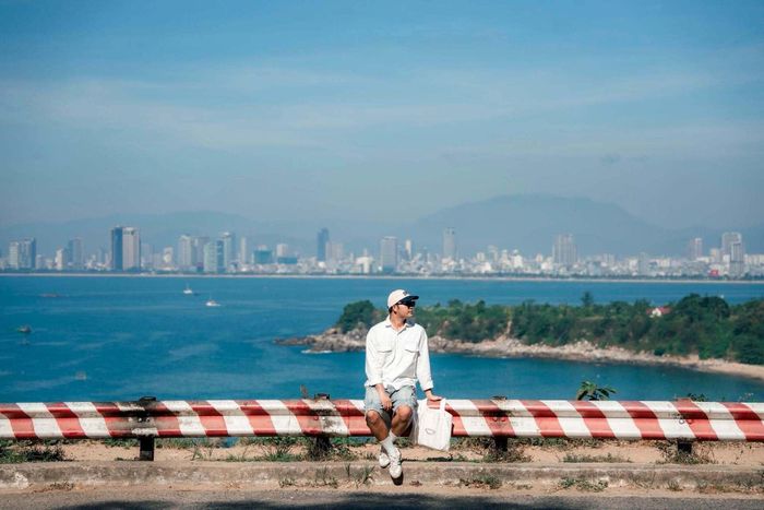 Bùi Ngọc Công ngồi “chill” ởmột cung đường Đà Nẵng.
