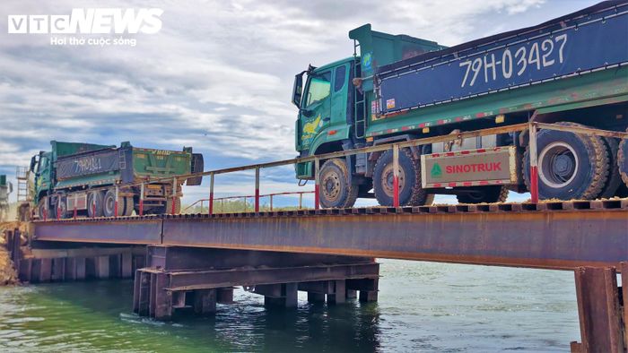 Ngoài ra, áp lực nền đường vận chuyển cũng là một vấn đề khi các tuyến đường phải gánh gần 200 đầu xe tải hạng nặng của các nhà thầu cao tốc và khu tái định cư di chuyển liên tục ngày đêm.