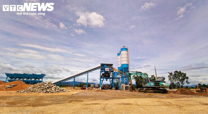 Tại gói thầu XL.01 (Km0+000 - Km12+000, giá trị hơn 2.800 tỷ đồng), nhà thầu Tổng Công ty Xây dựng Trường Sơn đang thi công tổng lực với 25 mũi dồn dập.