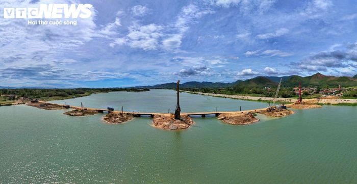 Nằm ở cửa ngõ kết nối dải duyên hải miền Trung với Tây Nguyên, cao tốc Quy Nhơn - Pleiku được xem là mạch máu giao thông chiến lược, góp phần tạo động lực phát triển kinh tế - xã hội cho khu vực. Khi cao tốc hoàn thiện, thời gian di chuyển giữa hai đô thị dự kiến rút ngắn từ 4 giờ còn khoảng 1,5 giờ.