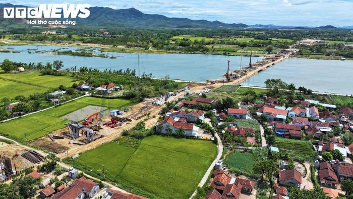 Theo ông Hoàng Kim Định, Chỉ huy trưởng gói thầu XL.02 (nhà thầu Tập đoàn Phúc Lộc), ngoài những khó khăn trên, việc thi công “3 ca 4 kíp” cũng gây ảnh hưởng không nhỏ đến sinh hoạt của các khu dân cư. Nhà thầu liên tục phải linh hoạt điều chỉnh khung giờ thi công cho hợp lý.