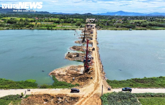 Tại Gói thầu XL.02 (Km12+000 - Km22+000, trị giá hơn 2.000 tỷ đồng), nhà thầu Phúc Lộc cùng các đơn vị thầu phụ đang triển khai 21 mũi thi công.