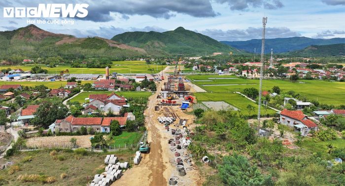 Theo Ban quản lý dự án các công trình giao thông và dân dụng tỉnh Gia Lai, mặt bằng Dự án thành phần 1 của cao tốc Quy Nhơn - Pleiku hiện đã bàn giao được 19,07/22km (XL.01 đạt 96%, XL.02 đạt 75,4%). Tuy nhiên vẫn còn những điểm “thắt nút cổ chai” chưa được giải phóng.