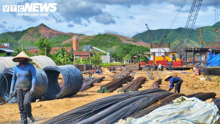 Trên từng kilomet công trường, hàng trăm con người cùng vô số máy móc miệt mài làm việc không ngừng nghỉ.