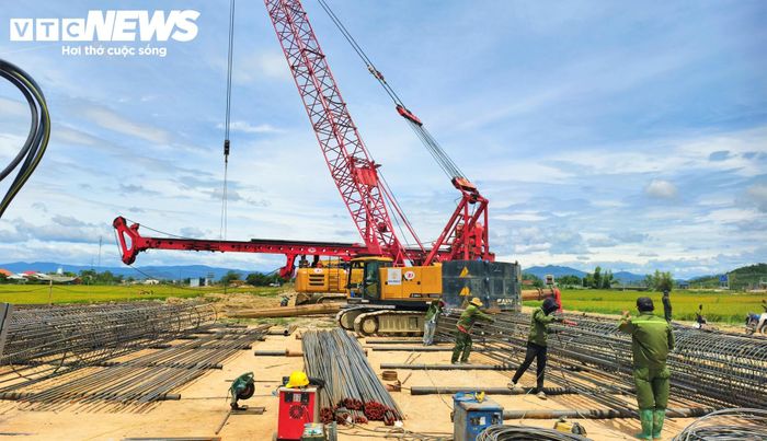 Mệnh lệnh “3 ca 4 kíp” được chỉ đạo đến từng mũi thi công, biến 22km chiều dài cao tốc thành một đại công trường xuyên ngày, xuyên đêm.