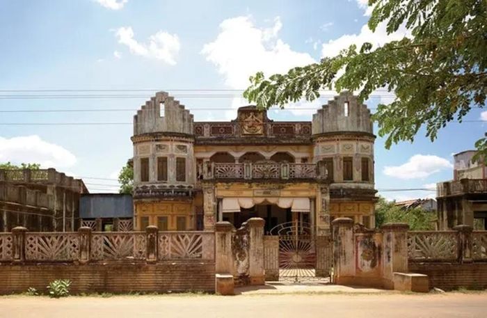 Các dinh thự này được xây dựng bởi Nattukottai Chettiars, một dòng họ được cho là đã di cư đến vùng này hàng trăm năm trước. Vào những năm 1600, họ buôn bán đá quý và muối, nhưng phải đến khi bắt đầu làm việc và giao thương với Đế quốc Anh thì họ mới thực sự giàu có. (Ảnh: Getty Images)