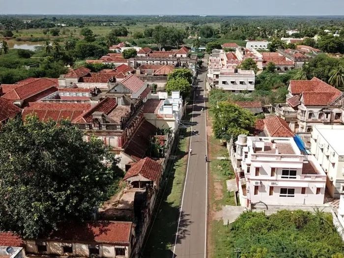 Khác với khung cảnh nông thôn điển hình của Ấn Độ với những cánh đồng, những ngôi làng và tòa nhà bê tông nhỏ, Chettinad có hơn 15.000 dinh thự. Tuy nhiên, phần lớn đều trong tình trạng xuống cấp trầm trọng. (Ảnh: Getty Image)