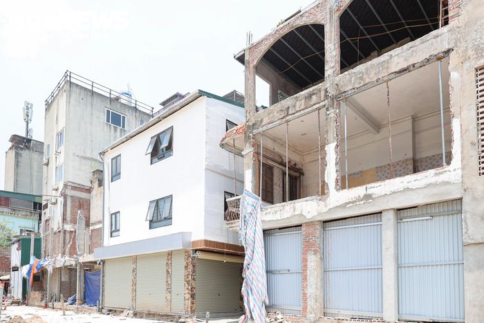 Trong phạm vi dự án, một số ngôi nhà trên đường La Thành hiện phải tạm dừng thi công do nằm trong khu vực dự kiến giải phóng mặt bằng.
