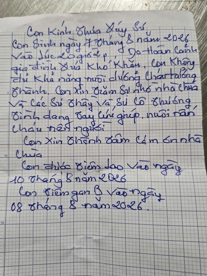 Bức thư viết tay tiết hộ ngày sinh của cháu bé và nêu hoàn cảnh khó khăn không thể nuôi dưỡng