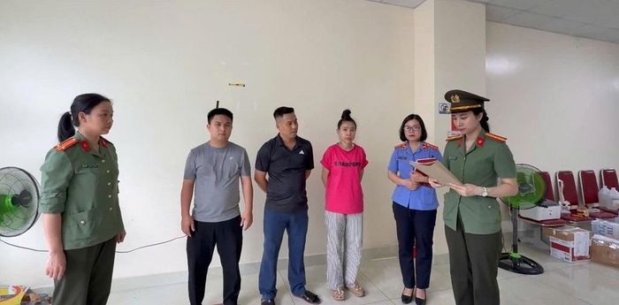 Cơ quan An ninh điều tra, Công an tỉnh Nghệ An đọc Quyết định khởi tố vụ án, khởi tố bị can đối với Vi Văn Đông, Vũ Thị Hà và Phạm Bá Tài về tội “Lừa đảo chiếm đoạt tài sản”. (Ảnh: Bộ Công an)