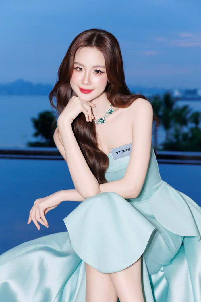 Những ngày qua, Bảo Ngọc liên tục thay đổi phong cách thời trang. Mặc dù lịch trình dày đặc, nàng hậu sinh năm 2001 vẫn giữ được vẻ ngoài chỉn chu cùng thần thái rạng rỡ.