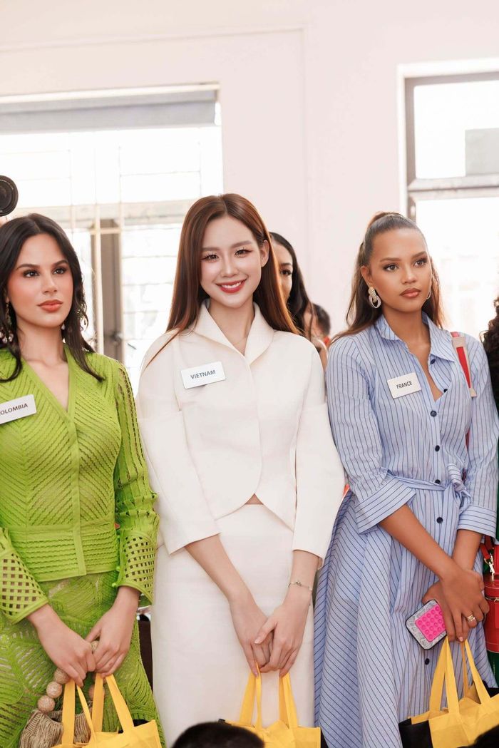 Bên cạnh hoạt động cộng đồng, Bảo Ngọc dành thời gian làm quen với các thí sinh quốc tế. Cô cho biết những ngày đầu của cuộc thi mang đến nhiều cảm xúc khi có cơ hội nghe các thí sinh kể về cuộc sống, gia đình và hành trình của họ.