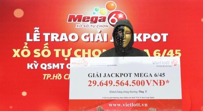 Ông T. nhận giải độc đắc gần 30 tỷ đồng. (Ảnh: Đại Việt)