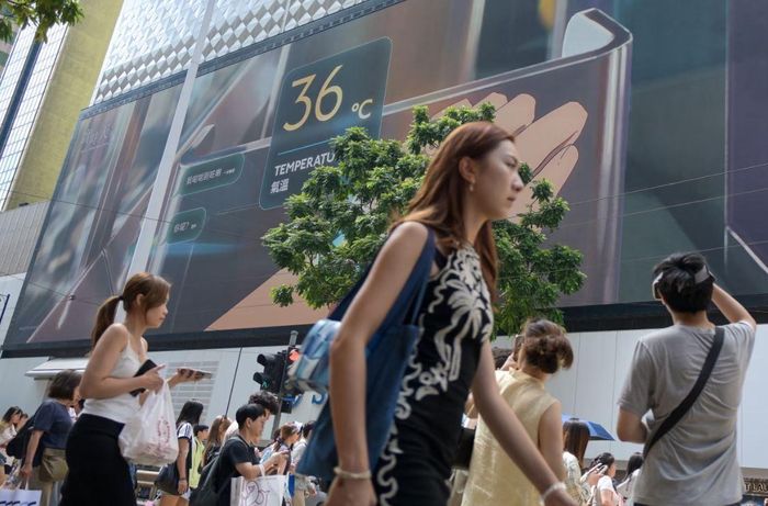 Màn hình ngoài trời khu mua sắm Causeway Bay hiển thị mức nhiệt cao nhất lịch sử quan trắc thành phố Hong Kong, ngày 9/8. (Ảnh: China News)