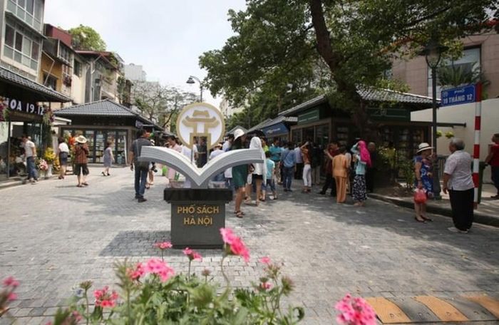 Chợ Âm Phủ Hà Nội đã trở thành phố sách. (Ảnh: HNĐ)