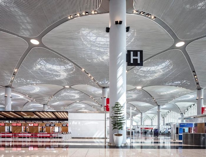 Bên trong, du khách có thể tham quan bảo tàng sân bay Istanbul, nơi trưng bày các hiện vật lịch sử hàng nghìn năm của Thổ Nhĩ Kỳ. Ngoài ra, sân bay còn có dịch vụ tắm kiểu Thổ Nhĩ Kỳ - một trải nghiệm thú vị giúp hành khách thư giãn hoàn hảo trong lúc chờ quá cảnh. (Ảnh: iGA)