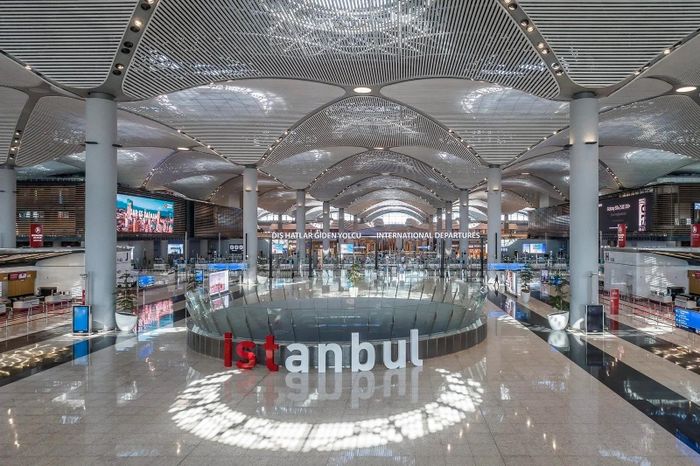 Trần nhà cao vút và các mái vòm tái hiện những đường cong mềm mại của sóng nước Bosphorus. Trong khi đó, các chi tiết trang trí gợi nhắc nghệ thuật và văn hóa truyền thống thời kỳ Đế chế Ottoman. (Ảnh: iGA)