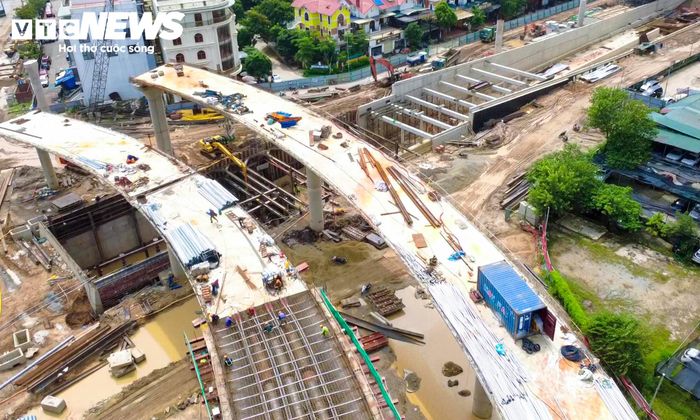 Cùng với hầm chui, 4 nhánh cầu dạng tuabin đang được thi công tại khu vực nút giao. Hệ thống cầu sử dụng kết cấu dầm bản bê tông cốt thép dự ứng lực, tổng chiều dài khoảng 2.357m, rộng 8,8m và bố trí 2 làn xe.