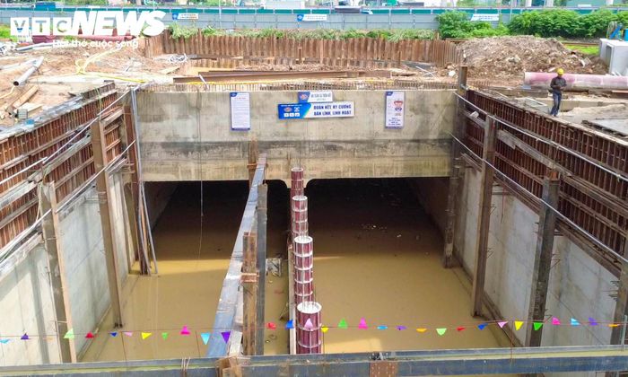 Theo thiết kế, phần hầm kín nằm dưới Đại lộ Thăng Long dài khoảng 150m. Hai phía là các đoạn hầm hở và đường dẫn kết nối với hệ thống đường hiện hữu. Hầm chui được bố trí để phục vụ dòng xe đi theo hướng Hoàng Tùng, Quốc lộ 32.
