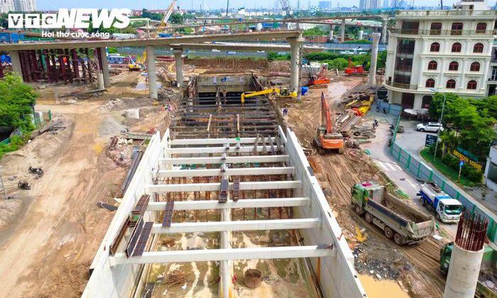 Tại khu vực hầm chui, máy móc và nhân lực được bố trí theo từng mũi thi công. Các đoạn hầm hở, hầm kín và đường dẫn được triển khai theo tiến độ của từng khu vực.