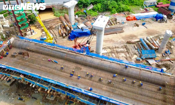 Đại lộ Thăng Long là trục giao thông lớn kết nối khu vực trung tâm Hà Nội với phía Tây thành phố. Tuyến đường có lưu lượng phương tiện lớn, trong khi khu vực dọc hai bên tiếp tục phát triển đô thị. Khi hoàn thành, nút giao Vành đai 3,5 và Đại lộ Thăng Long sẽ tổ chức giao thông khác mức bằng hệ thống hầm chui và các nhánh cầu. Công trình sẽ tách các hướng xe qua khu vực giao cắt, tăng khả năng lưu thông giữa các tuyến đường kết nối phía Tây Hà Nội.