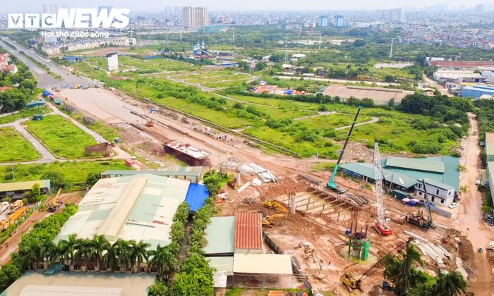 Tại khu vực giao với đường Vành đai 3,5, nhiều máy móc được huy động để thi công các hạng mục cầu và đường dẫn. Hệ thống cống, thoát nước cũng được triển khai cùng với các hạng mục chính.