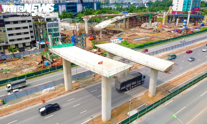 Nhiều trụ cầu có kích thước lớn đã được dựng tại các vị trí giao cắt với đường hiện hữu. Một số nhịp cầu đã hình thành, trong khi các đơn vị tiếp tục thi công những phần còn lại của hệ thống cầu.